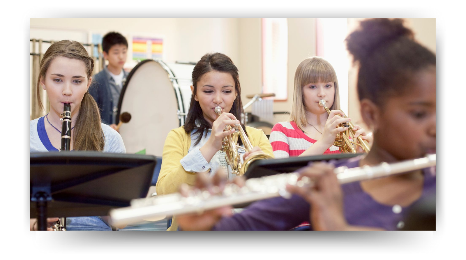 Kinder spielen B-Trompete in der Schule