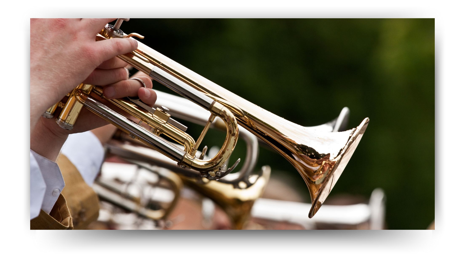 Musiker spielen B-Trompeten in einer Gruppe bei einer Außenveranstaltung