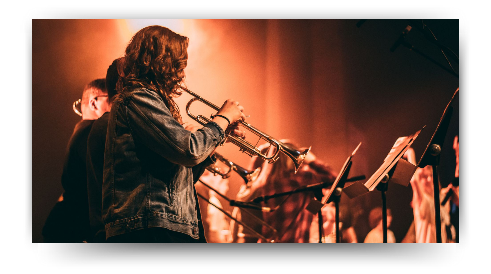 Menschen, die beim Konzert B-Trompeten spielen